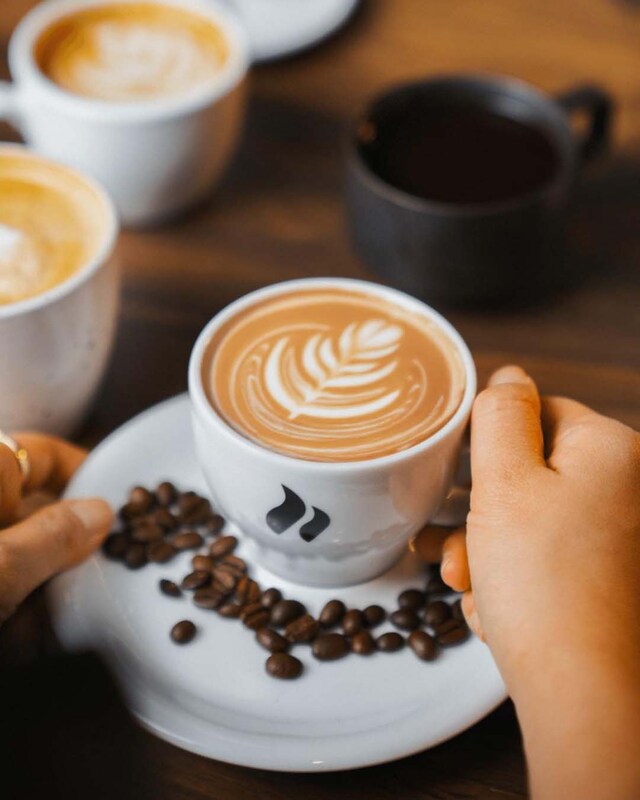 roastmarket Cappuccino Cup White hand