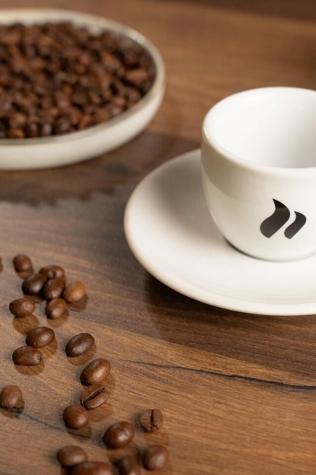 roastmarket Espresso Cup, White auf Tisch