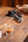 roastmarket espresso milchkännchen in espressoglas