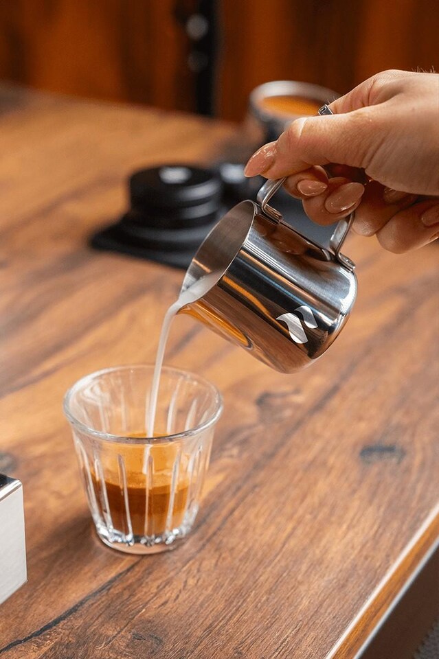 roastmarket espresso milchkännchen in espressoglas